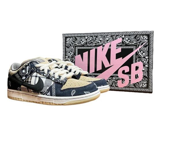 Nike SB Dunk Low x Travis Scott  – Friends and Family